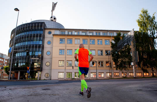 En joggare utanför NP3 arena innan fotbollsmatchen i