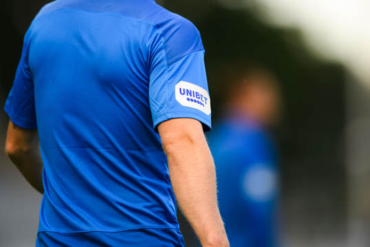 Reklam för Unibet på en tröja