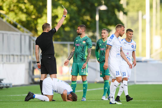 Dalkurds Oscar Danielsson får en varning