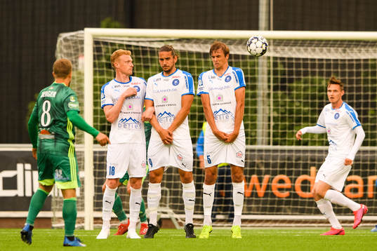 Dalkurds Emil Berger med en frispark över Akropolis