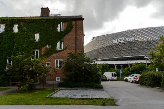 Vy över ett bostadshus och Tele2 Arena