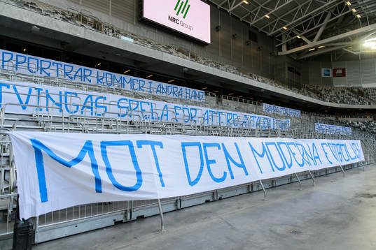 Banderoller från Djurgårdens supportrar där klacken
