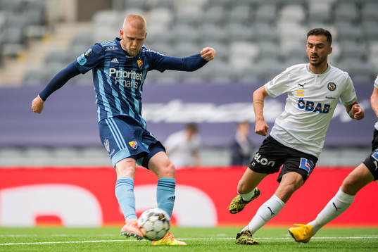 Djurgårdens Kalle Holmberg testar skott