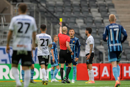 Djurgårdens Fredrik Ulvestad får gult kort av domare Adam
