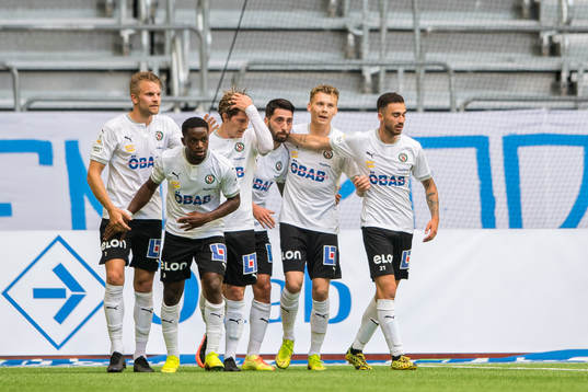Örebros Nahir Besara jublar med lagkamrater