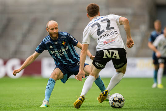 Djurgårdens Curtis Edwards och Örebros Albin Granlund