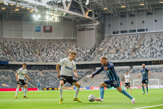 Örebros Jake Larsson och Djurgårdens Nicklas Bärkroth