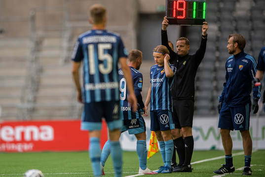Djurgårdens Nicklas Bärkroth byter med Jonathan Ring