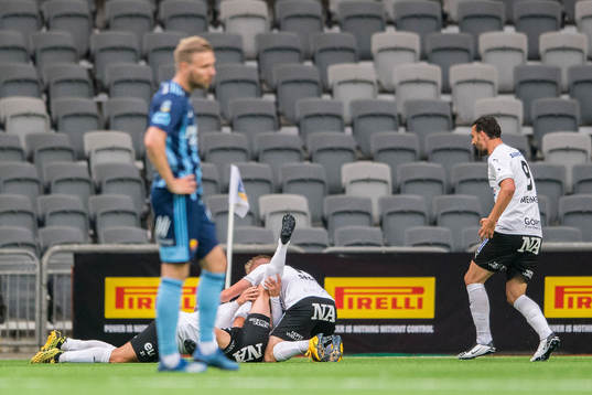 Örebros Robin Book jublar med lagkamrater