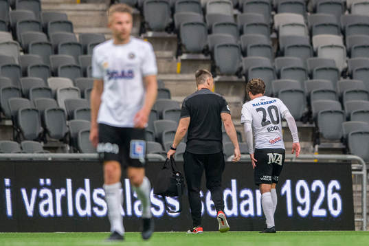 Örebros Robin Book lämnar planen skadad