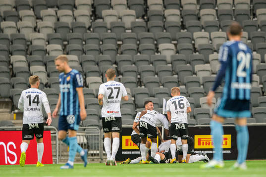 Örebros Robin Book jublar med lagkamrater