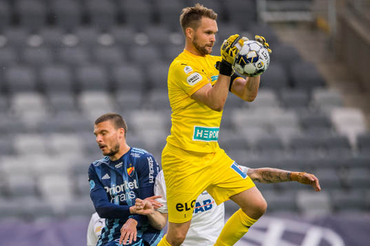 Djurgårdens Erik Berg och Örebros målvakt Oscar Jansson