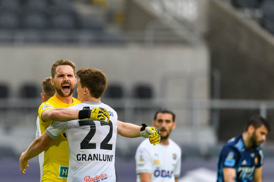 Örebros målvakt Oscar Jansson och Albin Granlund jublar