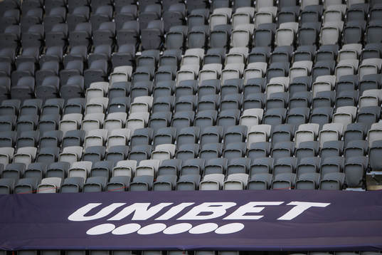 Tomma läktare och reklam för Unibet