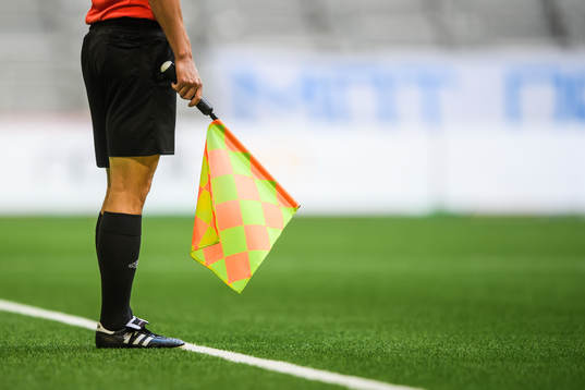 En domare med hörnflagga