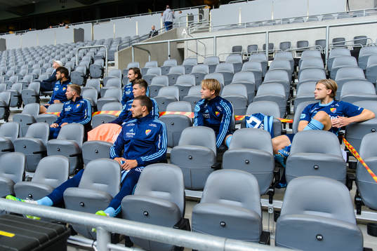 Djurgårdens Erik Berg med lagkamrater på läktaren