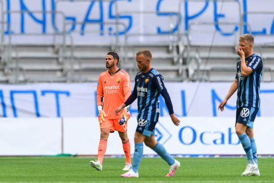 Djurgårdens målvakt Tommi Vaiho deppar med lagkamrater