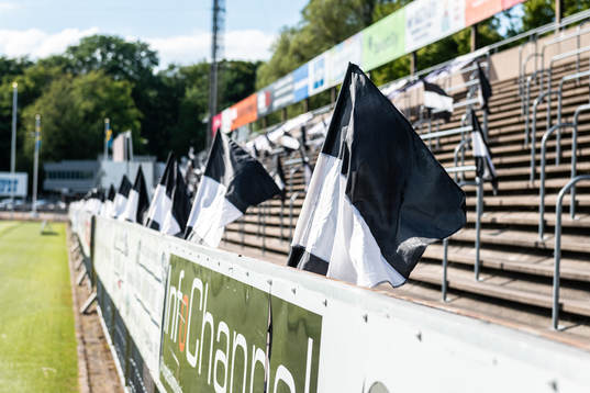 Landskronas supportrar har smyckat ståplatsläktaren med