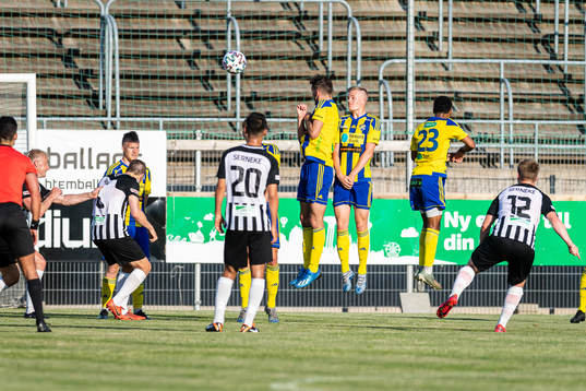 Landskronas Niklas Nielsen gör 1-0 på frispark