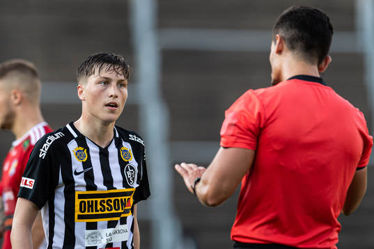 Landskronas Kevin Jensen får en tillsägelse av domare