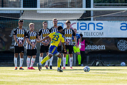 Eskilsminnes Yonathan Getachew med en frispark