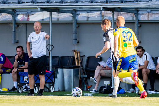 Landskronas tränare Billy Magnusson reagerar