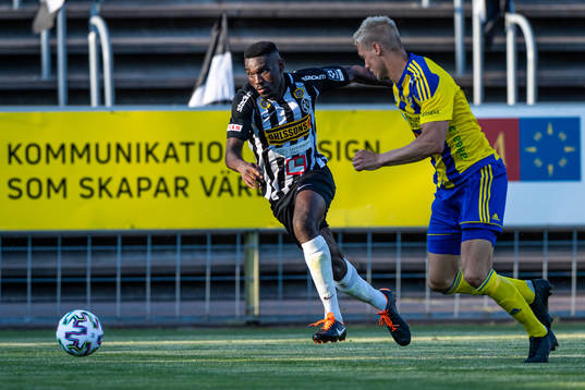 Landskronas Patrick Nwadike och Eskilsminnes Jonatan Persson