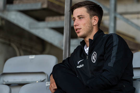 Landskronas Filip Olsson sitter på läktaren