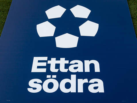 Skylt med Ettan Södras märke på
