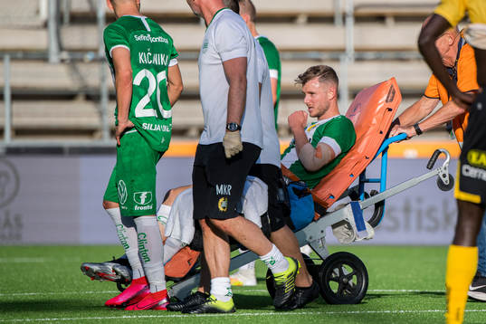 Hammarbys Richard Magyar lämnar skadad på bår