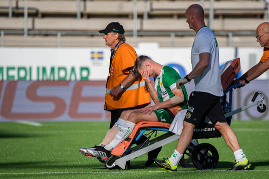 Hammarbys Richard Magyar lämnar skadad på bår