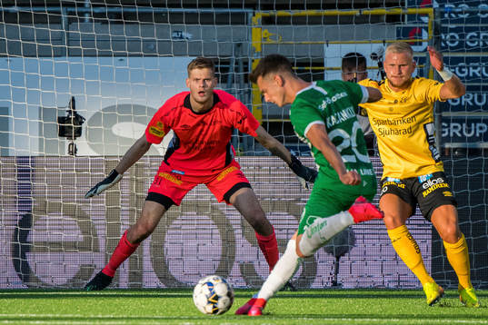 Elfsborgs målvakt Tim Rönning ser Hammarbys Alexander