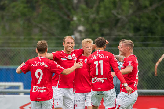 Degerfors Mattias Özgun och Axel Lindahl jublar
