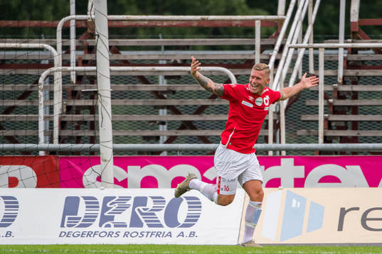 Degerfors Victor Edvardsen jublar