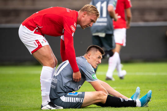 Degerfors Oliver Ekroth hjälper Brages Leonard Pllana upp