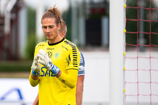 Brages målvakt Adrian Engdahl deppar