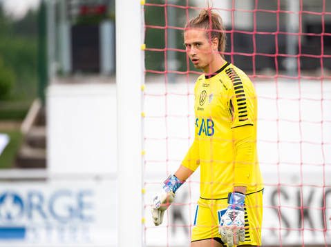 Brages målvakt Adrian Engdahl deppar