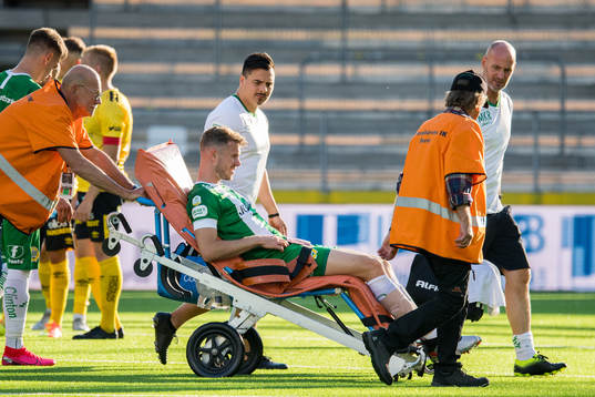 Hammarbys Richard Magyar lämnar planen skadad på bår