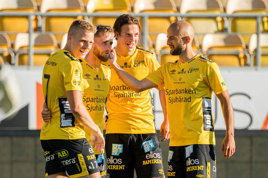 Elfsborgs Rasmus Alm jublar med lagkamrater