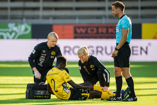 Elfsborgs Joseph Okumu får vård av medicinsk koordinator