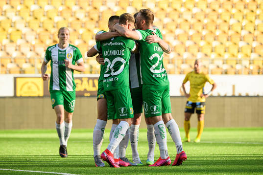 Hammarbys Alexander Kacaniklic kramas om av lagkamraterna