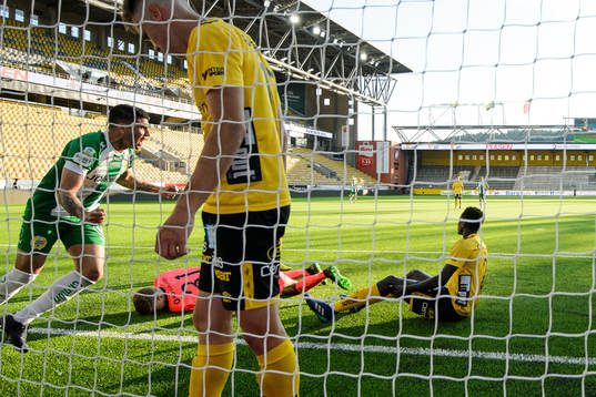 Hammarbys Paulinho jublar och Elfsborgs målvakt Tim