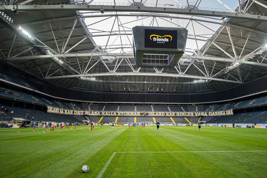 s supportrar har hänt upp en banderoll på Friends Arena