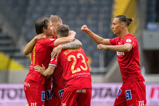 IFK Norrköpings Simon Thern (tv) jublar med lagkamrater