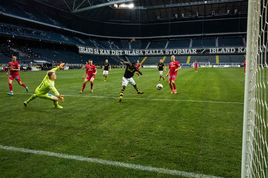 s Henok Goitom med en chans framför IFK Norrköpings