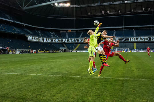 IFK Norrköpings målvakt Isak Pettersson i koalition med