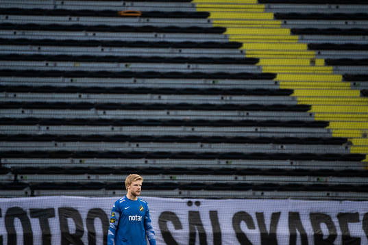s målvakt Jacob Haugaard framför ett tomt Norra stå