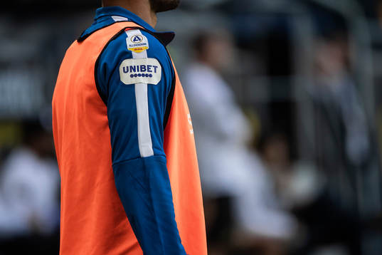 En avbytare i IFK Norrköpings med loggor på tröjan
