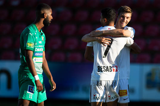 Örgrytes Ailton Almeida jublar ihop med Daniel Paulson