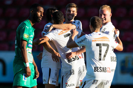 Örgrytes Ailton Almeida jublar ihop med lagkamrater